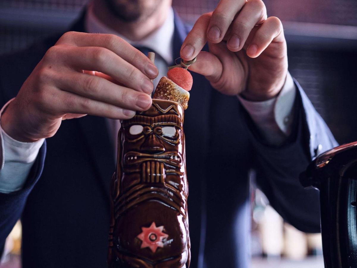 Sofitel Lyon Bellecour Hotel Exterior foto A bartender opening a bottle of bitters