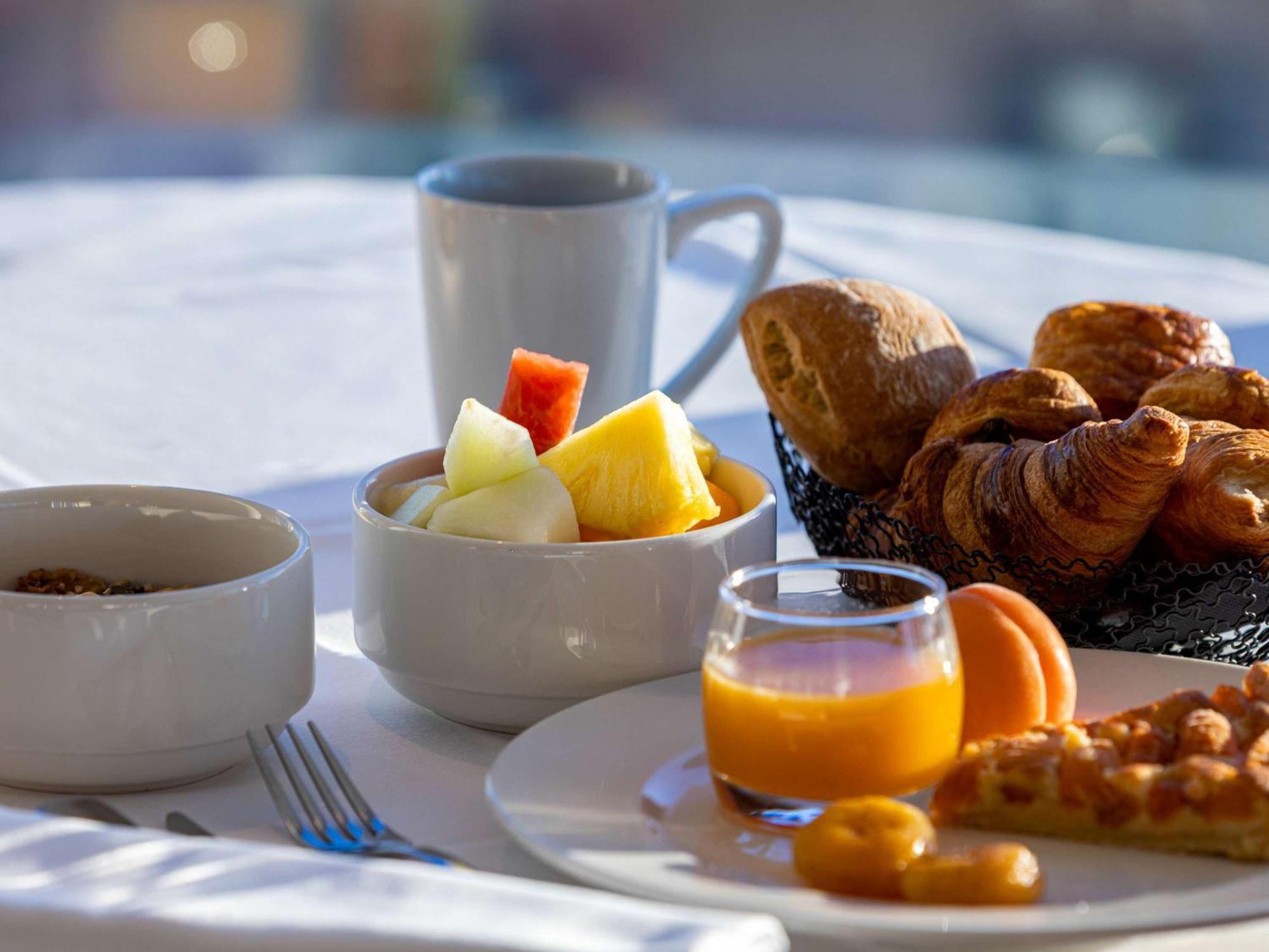 Sofitel Lyon Bellecour Hotel Exterior foto A continental breakfast