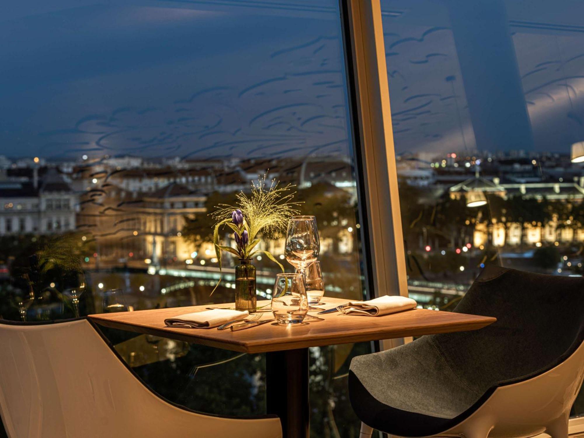 Sofitel Lyon Bellecour Hotel Exterior foto View from the restaurant
