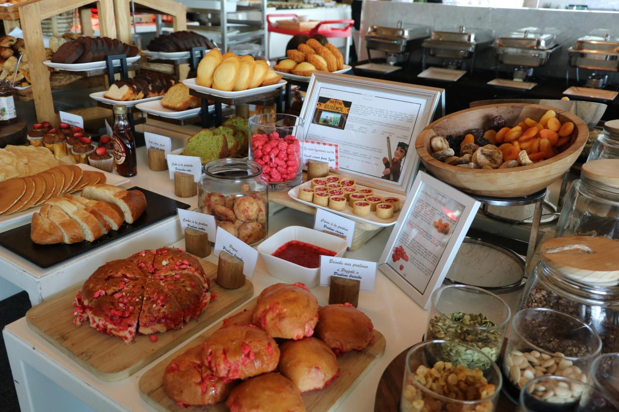 Sofitel Lyon Bellecour Hotel Exterior foto A selection of pastries at a buffet