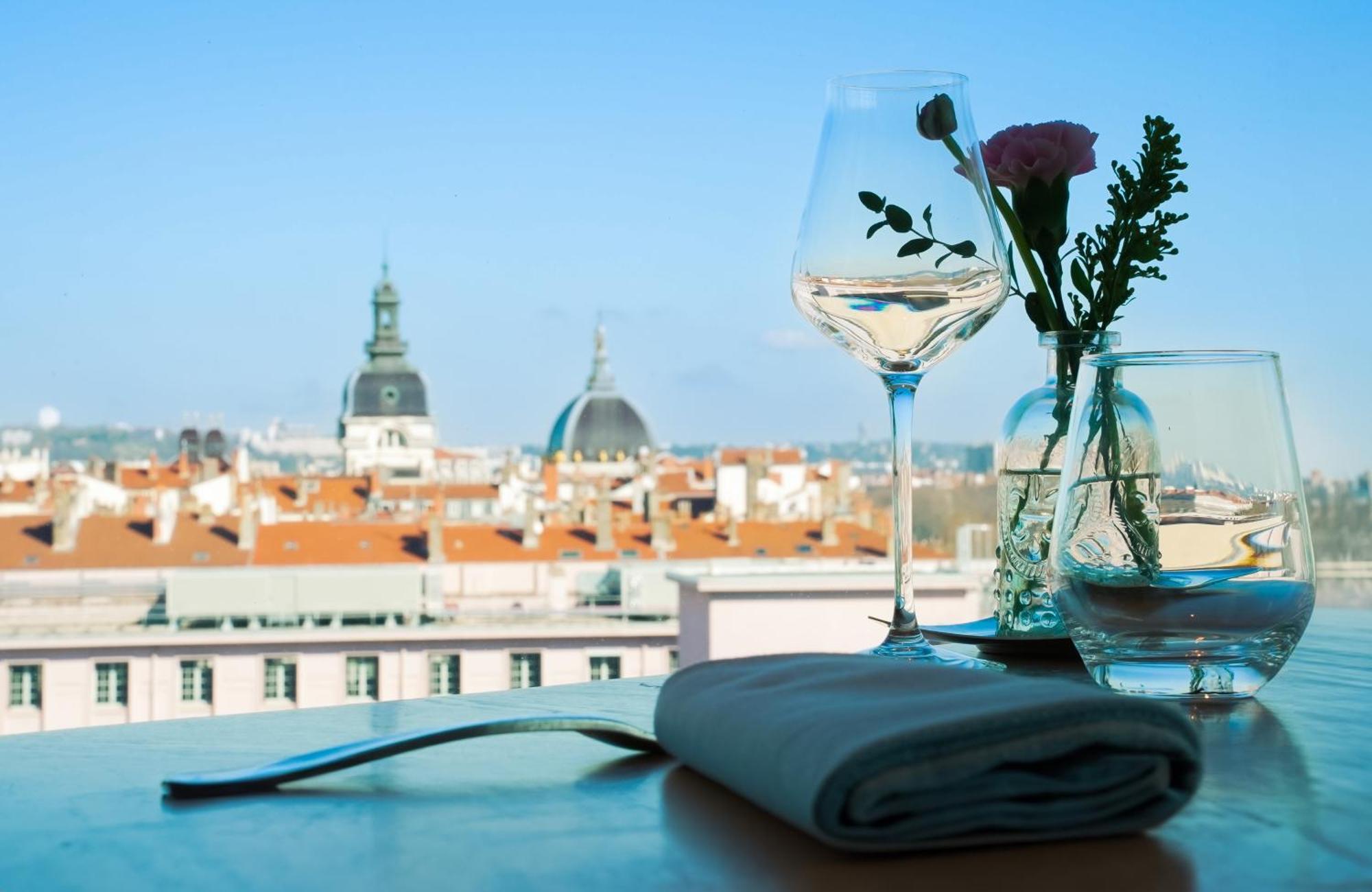 Sofitel Lyon Bellecour Hotel Exterior foto View from the restaurant
