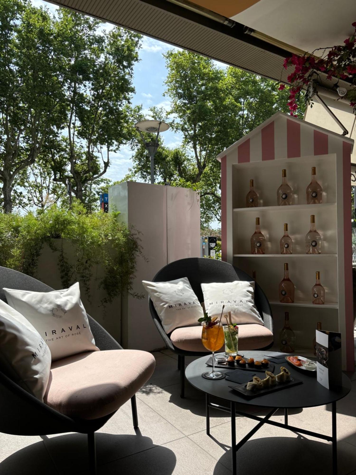 Sofitel Lyon Bellecour Hotel Exterior foto A cocktail at the Miramar Beach Club